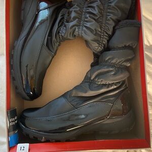 Womens Snow Boot, NEW IN BOX
